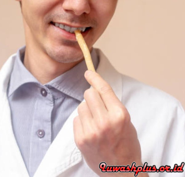 3. Membersihkan gigi dengan siwak 3. Membersihkan gigi dengan siwak