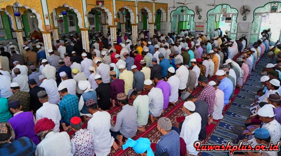 Niat Sholat Jumat Imam & Makmum Arab Latin Beserta Caranya yang Benar