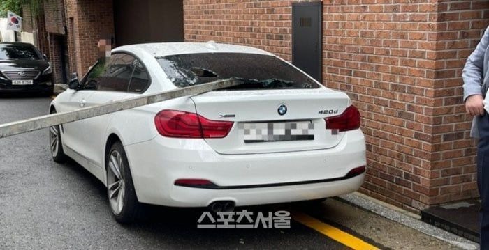 Besi Konstruksi Rumah Baru Song Hye Kyo Timpa Mobil BMW