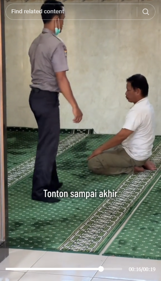 Pria Sujud Selama 30 Menit